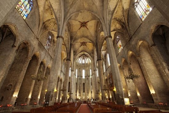 Interior de Santa María del Mar. La catedral del mar y de los pobres