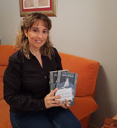 Verónica Mengual, autora de la novela romántica feminista «Lady V no quiere casarse»
